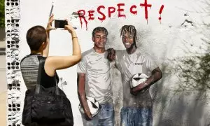 El artista TVBoy pinta un mural pidiendo respeto para Lamine Yamal y Nico Williams