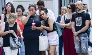 Este mediodía se realizó frente al Ayuntamiento de Sabadell (Barcelona) una concentración y un minuto de silencio por la muerte de una mujer ayer en Sabadell asesinada por su expareja.