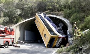 L'autobús bolcat a la C-32, amb els serveis d'emergències treballant al lloc