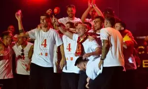 Los jugadores y el entrenador de la selección española de fútbol durante la celebración de la victoria de la Eurocopa, a 15 de julio de 2024, en Madrid.