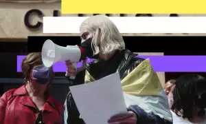 Montaje con una imagen de una manifestación por los derechos de las personas no binarias en España.