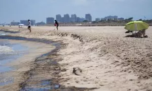 Vista del vertido en la playa de El Saler, a 16 de julio de 2024, en Valencia, Comunidad Valenciana (España).