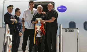 El presidente de la selección española, Pedro Rocha (c), junto al seleccionador, Luis de la Fuente (d), y el capitán, Álvaro Morata, a su llegada a Barajas.