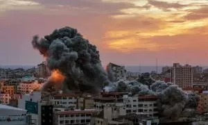 Varios edificios en llamas trar un ataque israelí en Gaza.