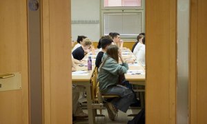 Imagen de archivo donde se muestra a unos alumnos realizando un examen en un aula.