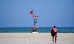 Vista de la bandera roja en la playa de El Saler, a 16 de julio de 2024, en Valencia, Comunidad Valenciana