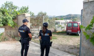 Agentes de la policía en el lugar donde una mujer de 51 años, ha sido hallada muerta con signos de violencia este jueves en Motril (Granada). La mujer fue localizada en el interior de una caravana ubicada en un cortijo de la localidad costera.