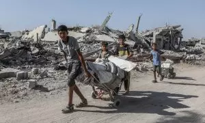 Niños palestinos pasan junto a los restos de edificios destruidos mientras los residentes de Khan Yunis regresan a sus hogares, mayormente devastados por la invasión israelí.