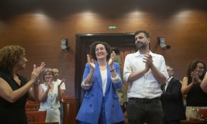 La secretaria general de ERC, Marta Rovira (c), acompañada del diputado Ruben Wagensberg (d), a su llegada hoy al Parlament para asistir a la reunión del grupo parlamentario republicano.