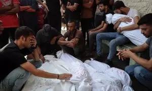 Personas despiden a sus familiares que fueron asesinados la noche anterior en el bombardeo de una casa perteneciente a la familia Abu Rakab en el área de Al-Zawaida en el centro de la Franja de Gaza.