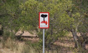 Senyal de perill d'incendi en una carretera a prop dels Pallaresos.