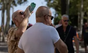 Varias personas pasean por la ciudad, a 17 de julio de 2024, en Barcelona, Catalunya (España).