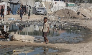 24/07/2024 Un niño palestino camina cerca de tiendas de campaña en Deir el-Balah, en el centro de la Franja de Gaza. Foto de archivo.