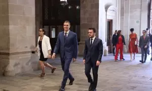 El president del Govern espanyol, Pedro Sánchez, i el president de la Generalitat, Pere Aragonès, entrant al Palau de la Generalitat aquest dimecres.