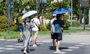 Varias personas en la calle a 47 grados de temperatura, a 24 de julio de 2024, en Sevilla.