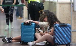 Varias personas con maletas en la estación de Chamartín, a 19 de junio de 2024.