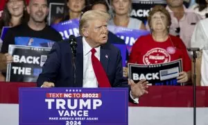 El ex presidente de EE.UU. y candidato presidencial republicano para 2024, Donald Trump, con un vendaje en la oreja tras resultar herido en un intento de asesinato, habla durante un mitin de campaña en el Bojangles Coliseum de Charlotte, Carolina del Nort