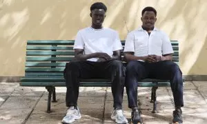 Los jóvenes migrantes Mor Mbengue (i), de Senegal, y Brehima Niakate (d), de Mali, cuentan a EFE su experiencia tras abandonar el centro de menores al cumplir los 18 años y sus expectativas en España tras llegar a Canarias en cayuco. EFE/Alberto Valdés