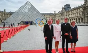 El presidente del Comité Olímpico Internacional (COI), Thomas Bach (i), y su esposa Claudia Bach (d), posan con el presidente francés, Emmanuel Macron, y su esposa, Brigitte Macron, a su llegada a la pirámide del Louvre.