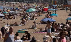 Varias personas en la playa, a 17 de julio de 2024, en Barcelona, Catalunya