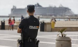 27 de junio de 2024. Agente de la Policía Nacional en el Paseo Neptuno (Valencia), a 27 de junio de 2024.