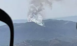 Vista aèria de la columna de fum de l'incendi a la Figuera.