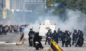 Agentes de la Policía Nacional Bolivariana y la Guardia Nacional Bolivariana se enfrentan a los manifestantes que protestan por el resultado electoral en Venezuela.