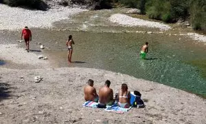 Pla obert de la zona del Pont del Clop, a la Ribera Salada, amb alguns banyistes