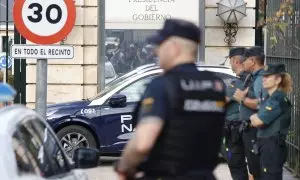 Agentes de la Guardia Civil y la Policía Nacional montan guardia en el exterior del Palacio de la Moncloa, a 30 de julio de 2024.