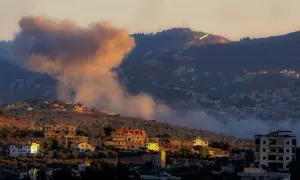 Denso humo se eleva desde la aldea fronteriza de Kfarkela, en el sur del Líbano, después de que fuera blanco de bombardeos israelíes, a 29 de julio de 2024.