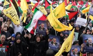 Iraníes sostienen una imagen del fallecido líder de Hamás, Ismail Haniyeh, y banderas palestinas y de Hizbulá durante una protesta en la Plaza de Palestina en Teherán, Irán, el 31 de julio de 2024.