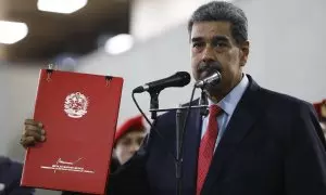 El presidente de Venezuela, Nicolás Maduro, muestra los documentos de una queja que presentó ante la Corte Suprema tres días después de las controvertidas elecciones presidenciales, a 31 de julio de 2024.