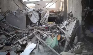 Un palestino inspecciona un edificio destruido tras un bombardeo israelí en Gaza.