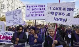 01/08/2024 Varias personas sujetan carteles durante una manifestación contra las violencias machistas en Santander, Cantabria. Foto de archivo.