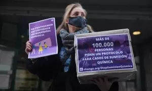 01/08/2024 Una activista sujeta un cartel reclamando un protocolo para los casos de agresión sexual por sumisión química en Madrid. Foto de archivo.