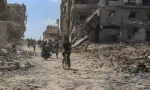 31 de julio de 2024. Un grupo de palestinos paseando por las zonas destruidas de Bani Suhaila y Abasan, a 31 de julio de 2024.