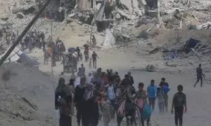 30 de julio de 2024. Un grupo de desplazados regresan a sus hogares destruidos tras la desocupación israelí en Khan Yunis, a 30 de julio de 2024.