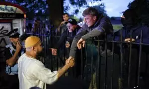 Un miembro de la mezquita Abdullah Quilliam estrecha la mano de un manifestante durante una manifestación en la mezquita Abdullah Quilliam en Liverpool, Gran Bretaña, el 02 de agosto de 2024.