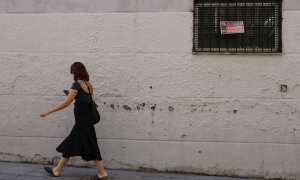 Una mujer pasa por delante de una vivienda en alquiler en en Madrid. — J.J.Guillen / EFE