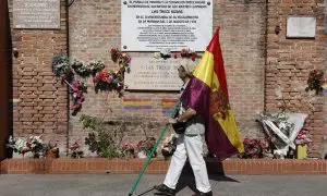 Homenaje a las Trece Rosas en el 85 aniversario de su muerte, este lunes en el cementerio del Este en Madrid. El Partido Comunista de España y colectivos por la memoria democrática conmemoran este lunes en varios puntos de España el legado de las 13 Rosas