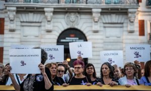 Decenas de personas durante una concentración contra la violencia machista convocada por el Foro de Madrid Contra la Violencia hacia las Mujeres, en la Puerta del Sol, a 25 de septiembre de 2023, en Madrid (España).