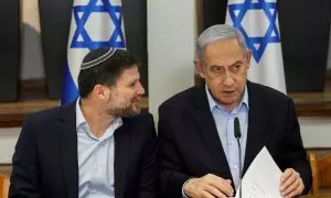 Foto de archivo del primer ministro de Israel, Benjamin Netanyahu, con el ministro de Finanzas, Bezalel Smotrich, duranre la reunión semanal del gabinete, en Tel Aviv. REUTERS/Ronen Zvulun