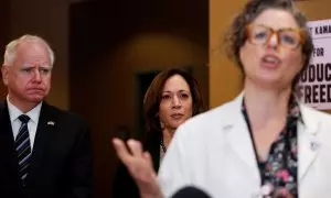 Foto de archivo de la vicepresidenta de EEUU y candidata a la presidencia por el Partido Demócrata, Kamala Harris, con el gobernador de Minnesota, Tim Walz, durante una visita el marzo pasado a una clínica abortista en la localidad de St. Paul (Minnesota.