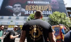 Imagen de archivo del líder de Desokupa, Dani Esteve, frente a una lona desplegada por la organización en Atocha