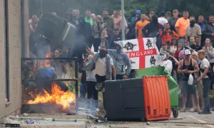 La extrema derecha y sus bulos sumergen a Reino Unido en la mayor crisis de violencia callejera en más de una década