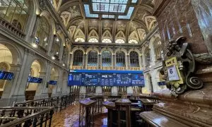 Vista del patio de negociación de la Bolsa de Madrid, con los paneles informativos sobre la marcha de la sesión en el mercado. EFE / Ana Bornay