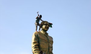 Un hombre trata de romper la estatua del padre de Sheikh Hasina, Sheikh Mujiban Rahman, durante las protestas de este miércoles en Bangladesh.