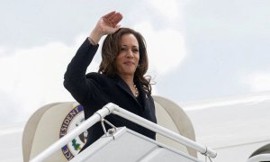 La vicepresidenta de EEUU, Kamala Harris, embarca en el Air Force Two para volar a Washington desde el George Bush Intercontinental Airport en Houston (Texas). REUTERS/Kevin Lamarque