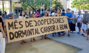 Concentració a Badalona per reclamar l'obertura d'un alberg per a persones sense llar.