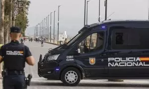 Imagen de archivo de un agente de la Policía Nacional, en el Paseo Neptuno, a 27 de junio de 2024, en València.